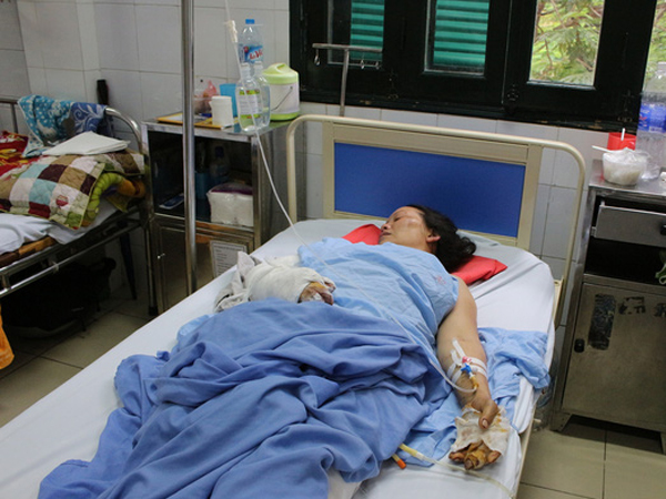 Gia đình ở Sơn La bị sạt lở núi san bằng nhà cửa: Mẹ nguy kịch, con trai 4 tuổi phải cắt cụt 2 chân