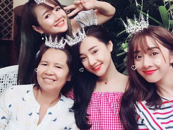 Nhã Phương khoe ảnh mẹ và chị em gái xinh đẹp