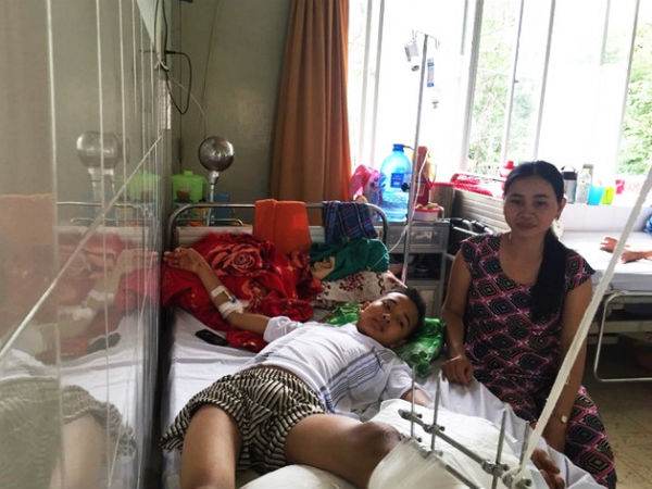 Thiếu niên máu hiếm bị xe cán nát đôi chân, mẹ khẩn cầu cộng đồng mạng và kết quả khiến nhiều người xúc động