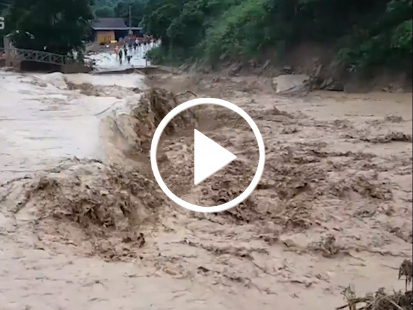Video Nước lũ cuốn trôi nhà, đánh sập cầu ở Nghệ An