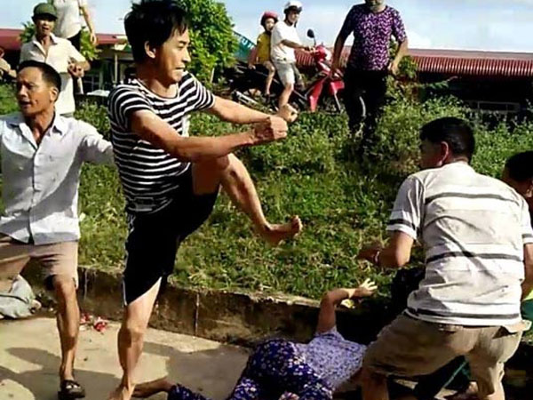 Cả nhà hàng xóm xông ra chém, đánh tàn nhẫn vợ chồng lớn tuổi