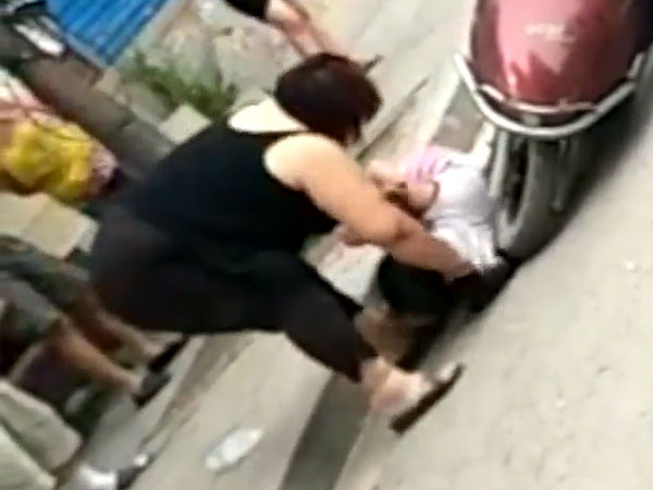 Mẹ túm tóc, đánh con gái ngay giữa phố gây nhiều tranh cãi