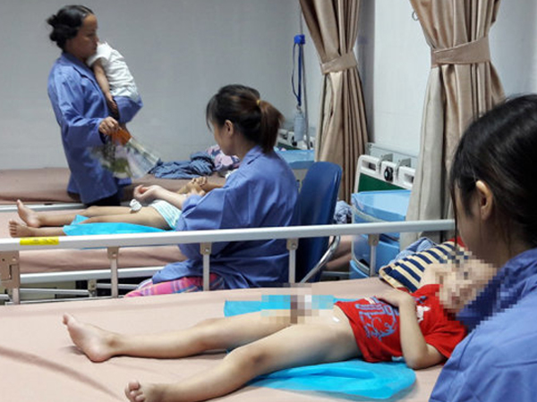 Vụ hàng loạt trẻ em sùi mào gà: đình chỉ 1 cán bộ