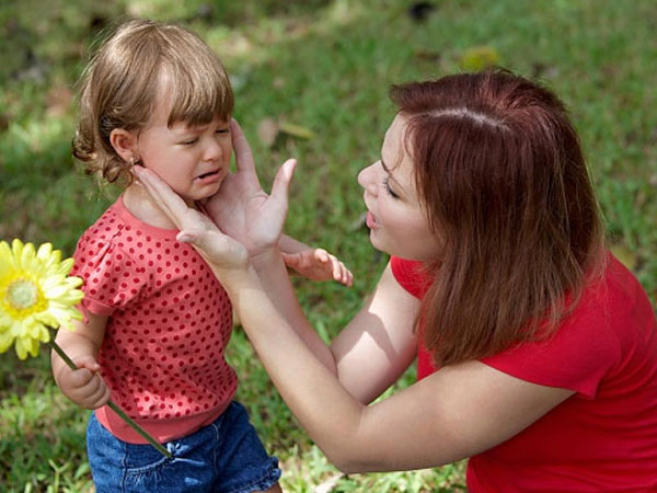 Con gào khóc, ăn vạ không "thuốc chữa", chuyên gia mách cho mẹ một chiêu thần kỳ