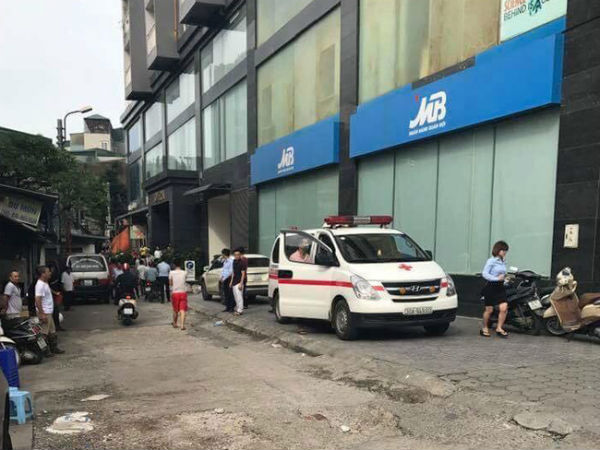 Hà Nội: Nam ca sĩ rơi từ tầng 10 một tòa nhà xuống đất tử vong?