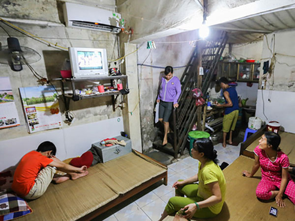 Ngay giữa Hà Nội, có một khu phòng trọ giá chỉ bằng nửa bát phở, điều hòa mát lịm, có cả bếp nấu miễn phí
