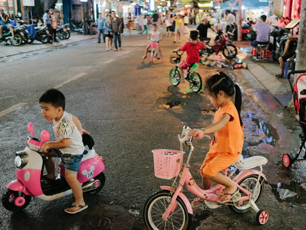 Người dân thích thú dạo bộ ở phố Tây Bùi Viện sau khi có lệnh cấm xe cộ lưu thông vào cuối tuần