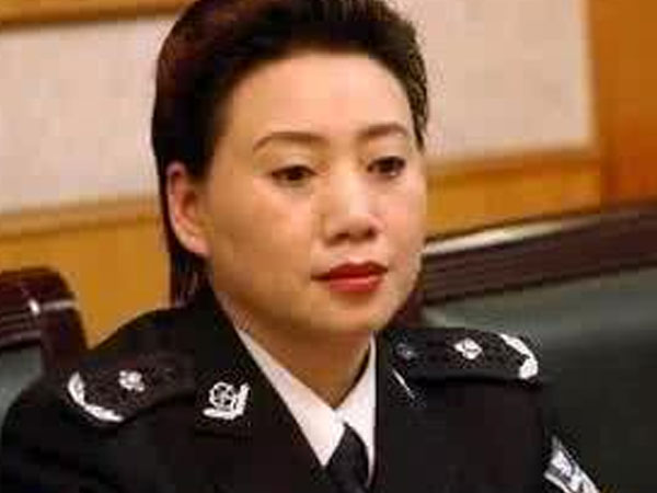 Quan bà Trung Quốc mê tiền vô độ, hám “phi công trẻ”