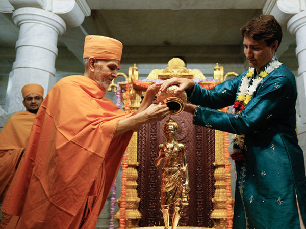 Thủ Tướng Canada mặc trang phục Ấn Độ gặp tín đồ đạo Hindu