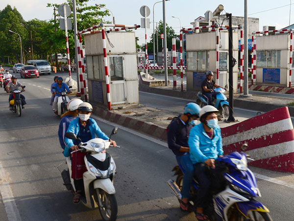 Trạm thu phí bỏ hoang giữa đường ở Sài Gòn