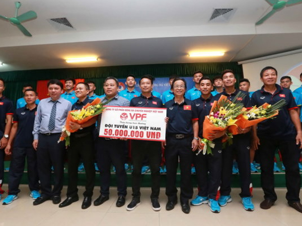 Trao 400 triệu đồng tiền thưởng cho đội U-15 VN