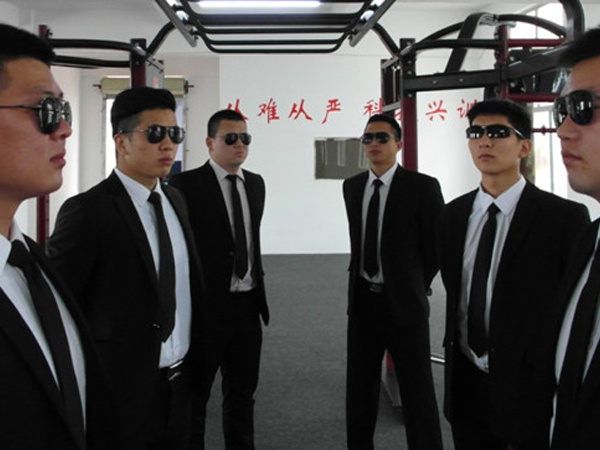 Vệ sĩ Trung Quốc: Cầm súng nhiều hơn cầm đũa