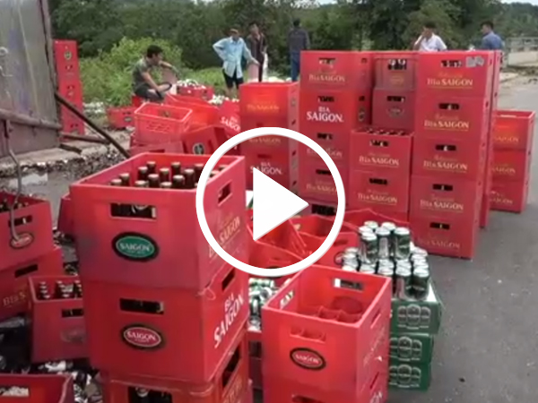 Video Người dân gom bia giúp xe tải chở bia bị lật
