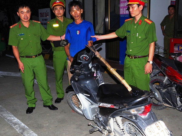 Cầm dao, đinh ba cướp xe máy phụ nữ đang đi mua xăng