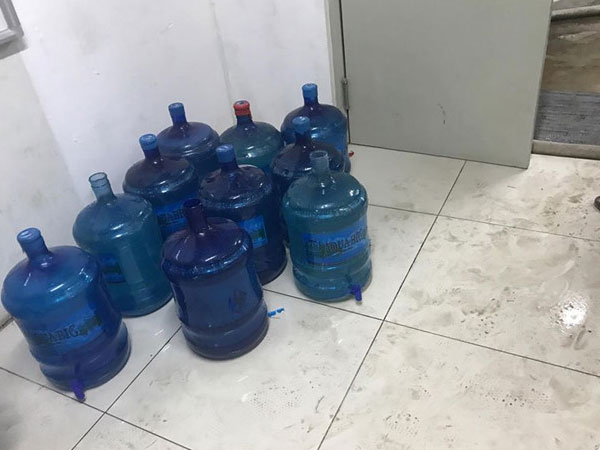Chung cư HUD3 cắt nước, dân phải dùng nước cứu hoả, múc từ bể cá