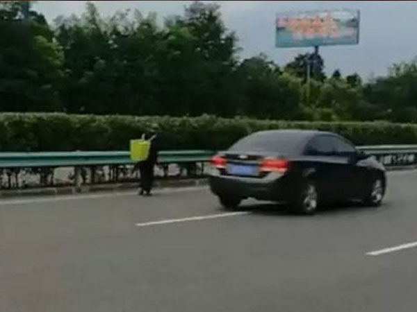 Cụ ông đi bộ hàng chục km để mang trứng tặng cháu khiến dân mạng cảm động