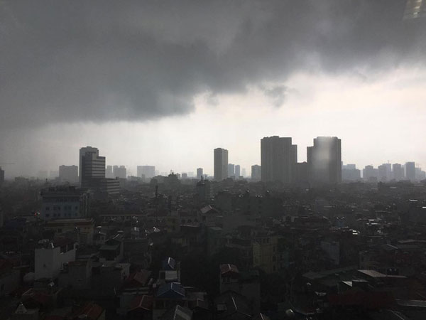 Hà Nội: Trời bỗng tối sầm, mưa như trút nước khiến nhiều tuyến phố ngập úng