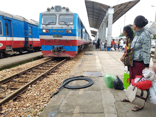 Hai đoàn tàu suýt tông nhau do trực ban ngủ quên ở Bình Thuận