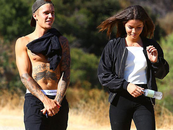 Justin Bieber cởi trần đi dạo với cô người mẫu trẻ đẹp
