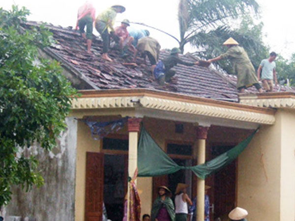 Lốc xoáy làm hư hỏng hơn 30 nhà dân, 1 người bị thương
