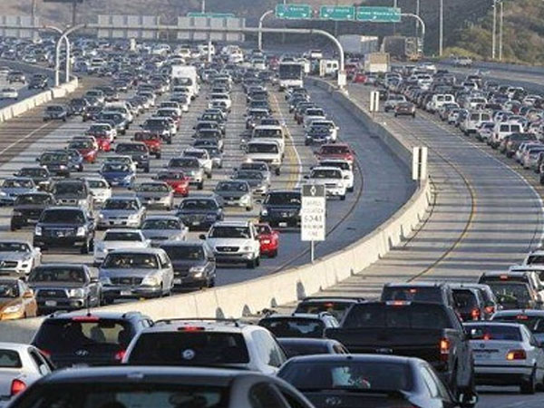 Mối nguy hại từ khí thải khi lái xe giờ cao điểm