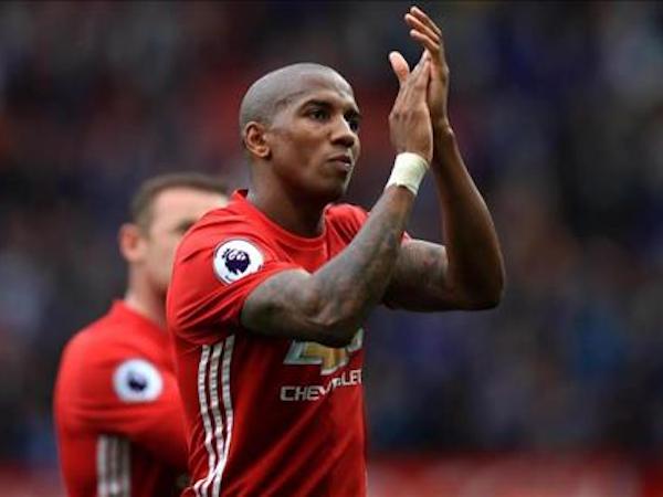 Mourinho giữ Ashley Young bằng mọi giá