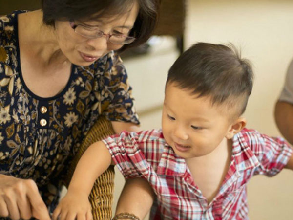 Những ông bà bị biến thành ôsin chăm cháu