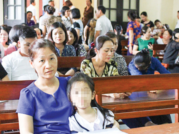 Sắp xử phúc thẩm vụ bé gái lớp 1 bị phi thước kẻ mù mắt