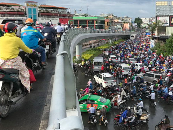 Tái diễn kẹt xe trên đường Nguyễn Kiệm
