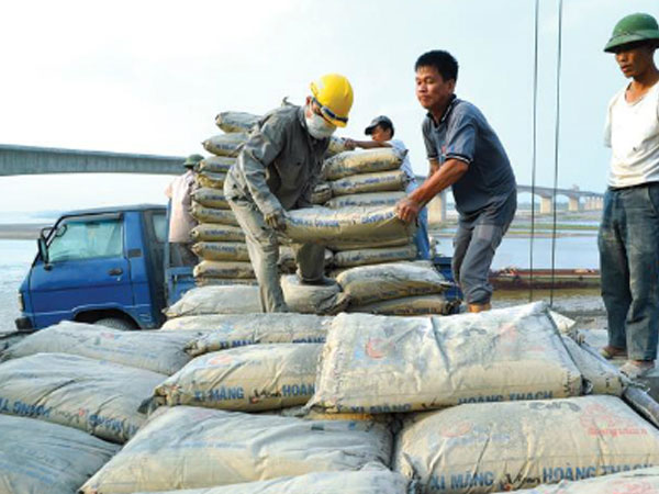 Đề xuất giảm thuế để "giải cứu" xi măng