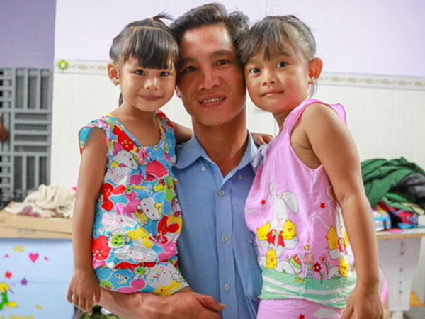 Hai bé gái bị trao nhầm ở Bình Phước sau một năm về gia đình