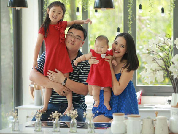 Hoa hậu Hương Giang lần đầu khoe con gái thứ hai