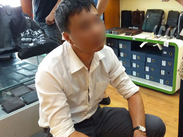 Người đàn ông trộm 3 chiếc ví cùng mẹ đến cửa hàng xin lỗi, mẹ cho biết tâm thần không ổn định