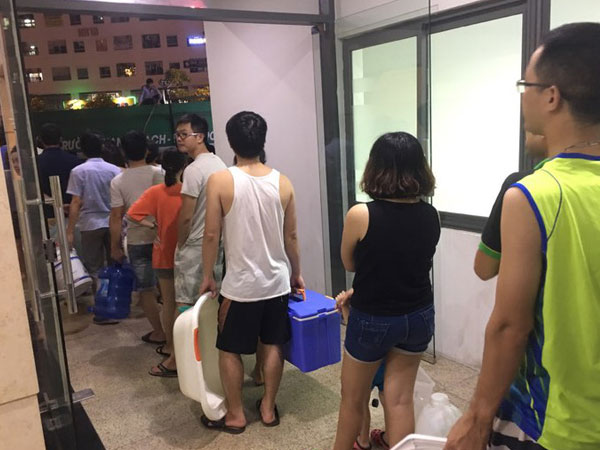 Sống khổ ở chung cư: Mang xô, chậu xếp hàng đi lấy nước sinh hoạt!