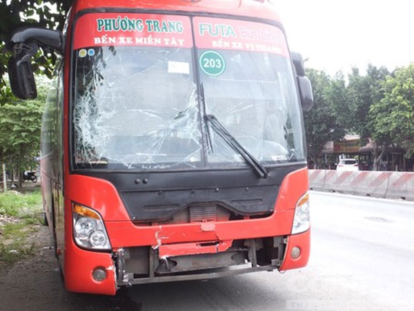 Tiền Giang: 4 xe ô tô tông liên hoàn trên QL1A