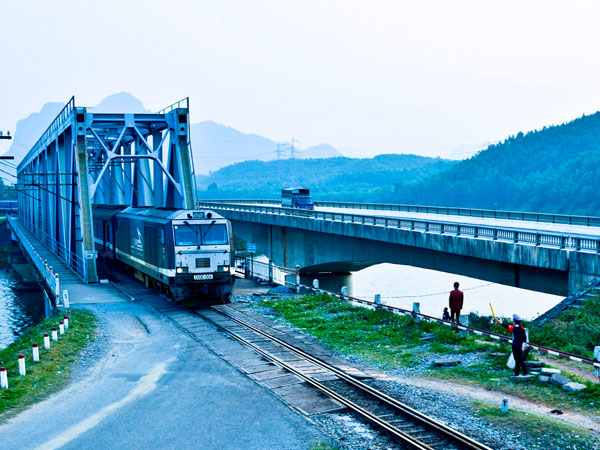 Trưởng ga bị cách chức vì để hai tàu hỏa suýt đâm nhau
