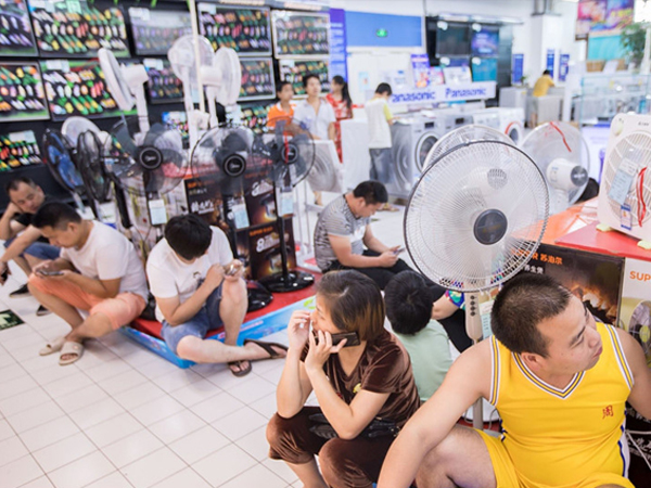 Từ ga tàu đến siêu thị: Muôn kiểu tránh nóng tại Trung Quốc