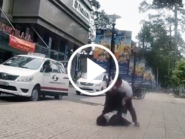 Video Chê cuốc taxi ngắn, tài xế đánh nhân viên điều hành chảy máu đầu