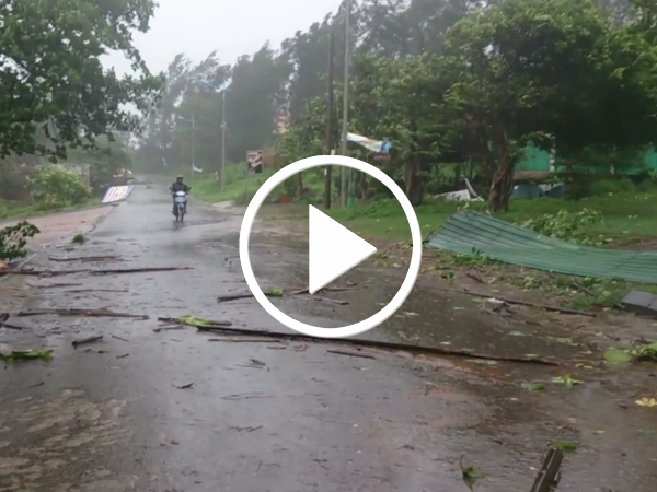 Video Nhiều ngôi nhà bị tốc mái trong mưa bão ở Quảng Trị