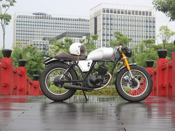 Xe côn tay Suzuki 125 phân khối độ phong cách cổ điển của thợ Việt