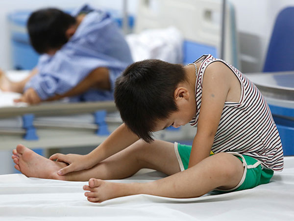 Xót xa các bệnh nhi đau đớn quấy khóc vì mắc sùi mào gà