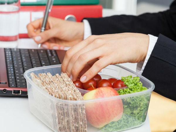 Biết hậu họa khôn lường này dân văn phòng còn dám ăn trưa tại bàn làm việc?