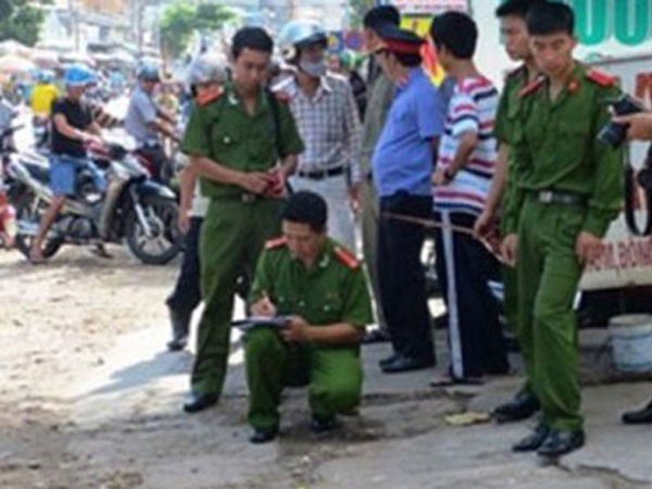 Cảnh sát bắt bốn người trong vụ thanh niên bị đâm trước nhà