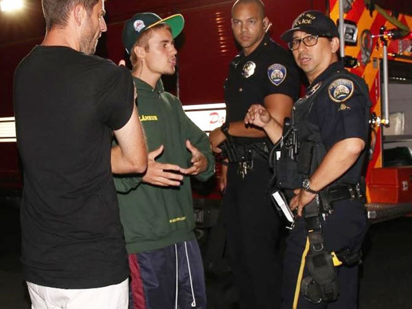 Justin Bieber gặp rắc rối mới khi gây tai nạn trên phố