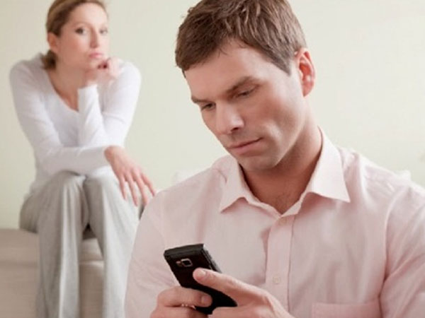 Lục điện thoại chồng, tôi bàng hoàng biết một bí mật "động trời"