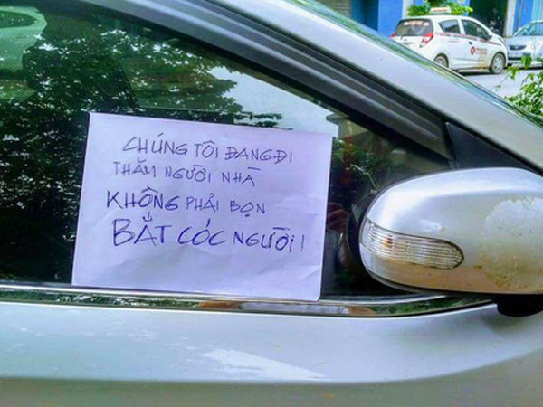 Mảnh giấy "Chúng tôi không phải bọn bắt cóc" dán trên ô tô: Nỗi sợ trở thành nạn nhân của đám đông hung hãn?