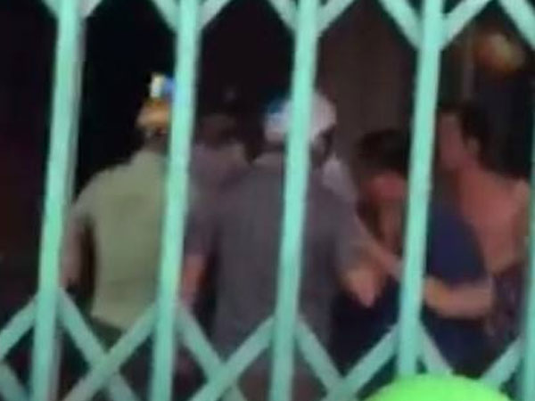 Nóng: Khống chế nhầm người, cảnh sát bị dân "nhốt" trong nhà