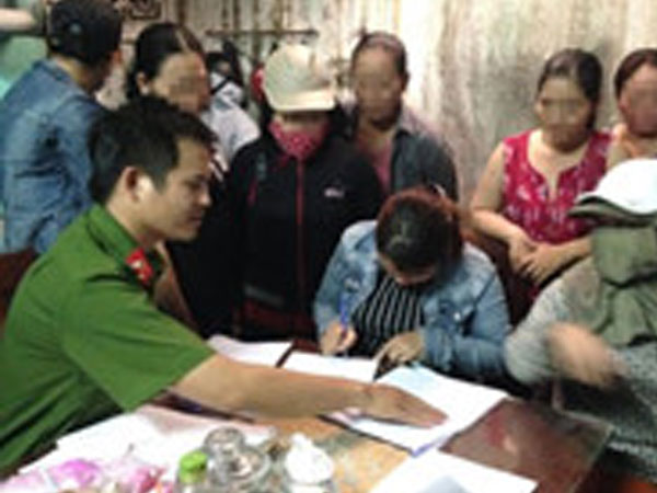 Tạm giữ nhóm "quý bà" đánh bạc hơn 1 tỷ đồng