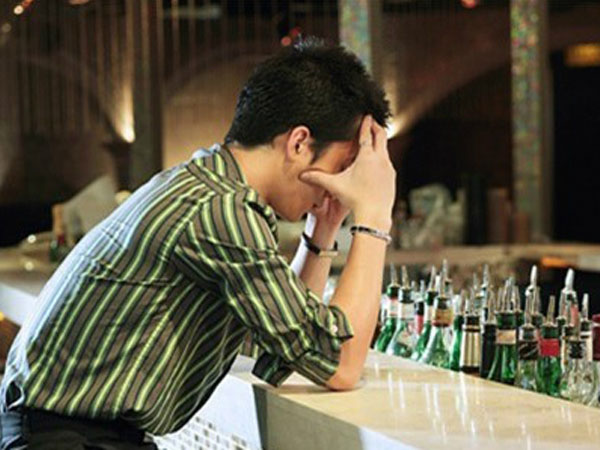 Tôi bế tắc trong cuộc tình tay ba với người phụ nữ hơn 18 tuổi