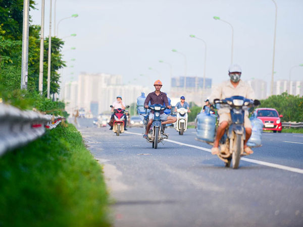Hà Nội: Bất chấp nguy hiểm tính mạng, xe máy ồ ạt đi vào cao tốc dành riêng cho ô tô